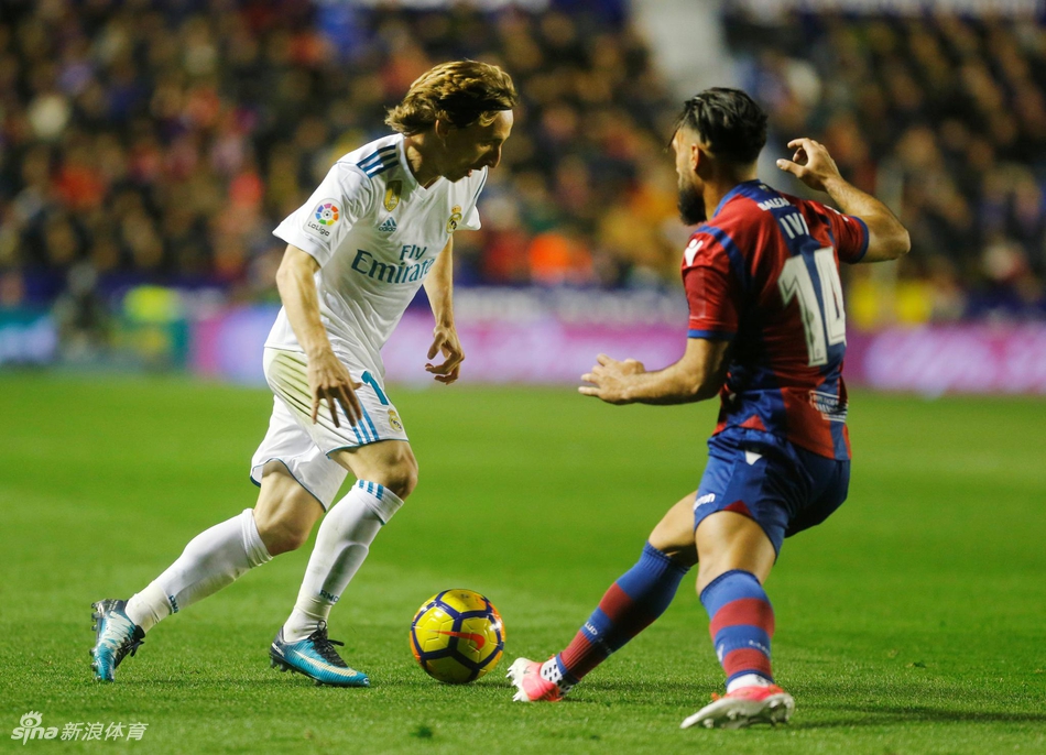 莫德里奇正面突破