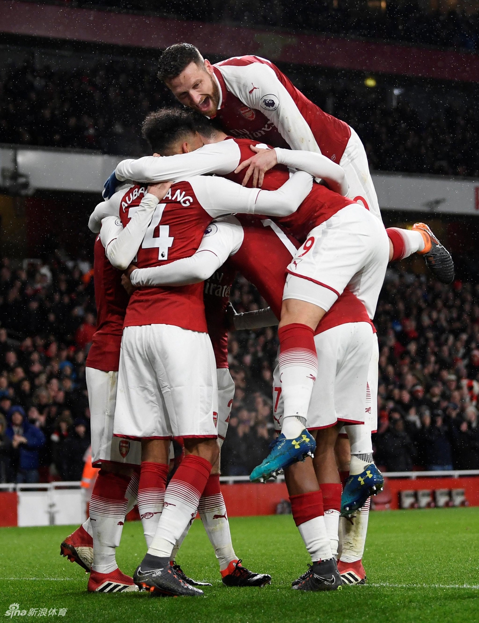 阿森纳全队拥抱庆祝