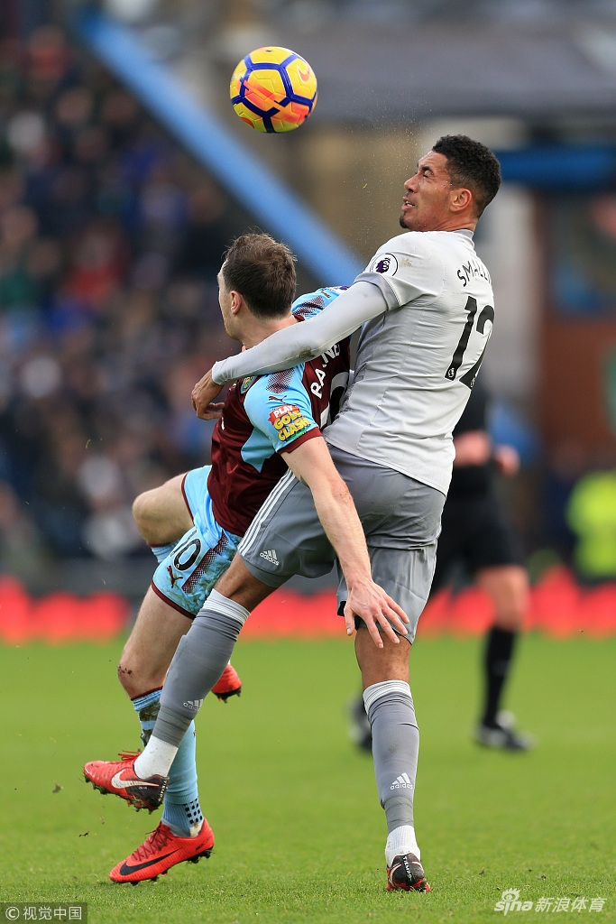 斯莫林头球解围