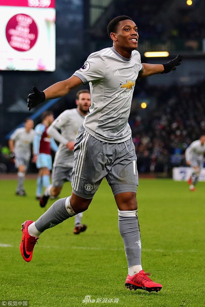 马夏尔庆祝进球