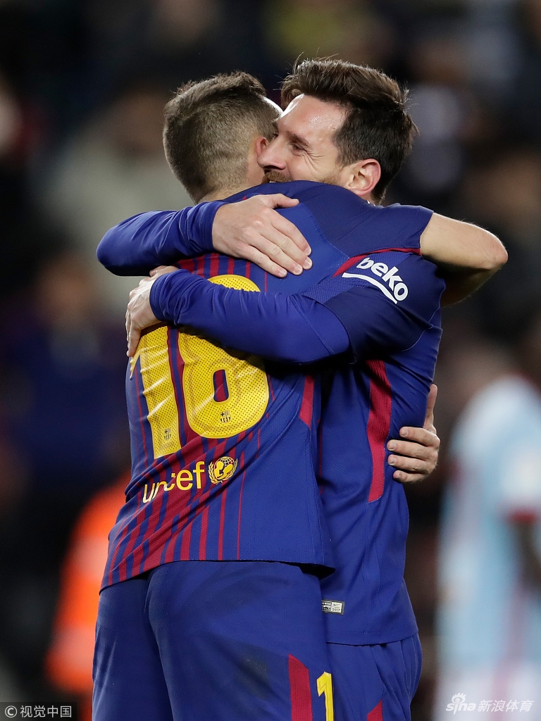 梅西拥抱阿尔巴
