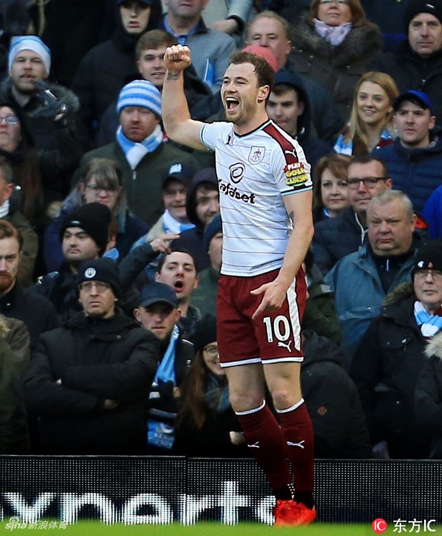 阿什利-巴恩斯怒吼庆祝