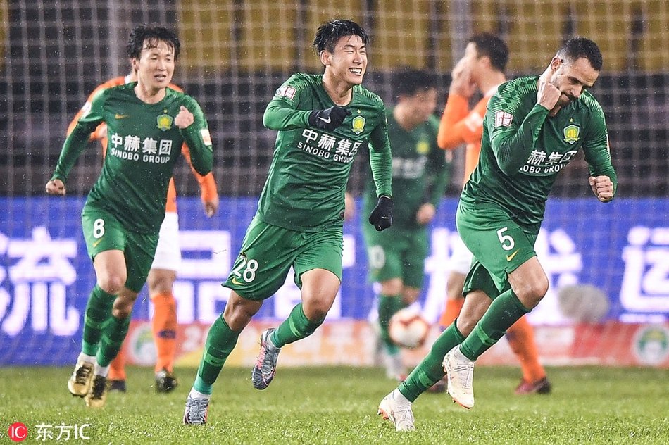 奥古斯托庆祝进球