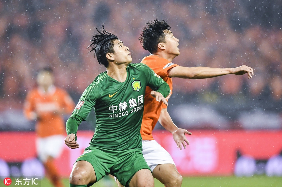 张玉宁争抢位置