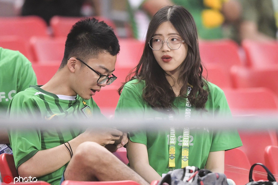 白衣美女雨夜助威国安