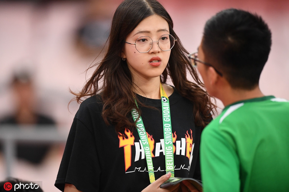 白衣美女雨夜助威国安