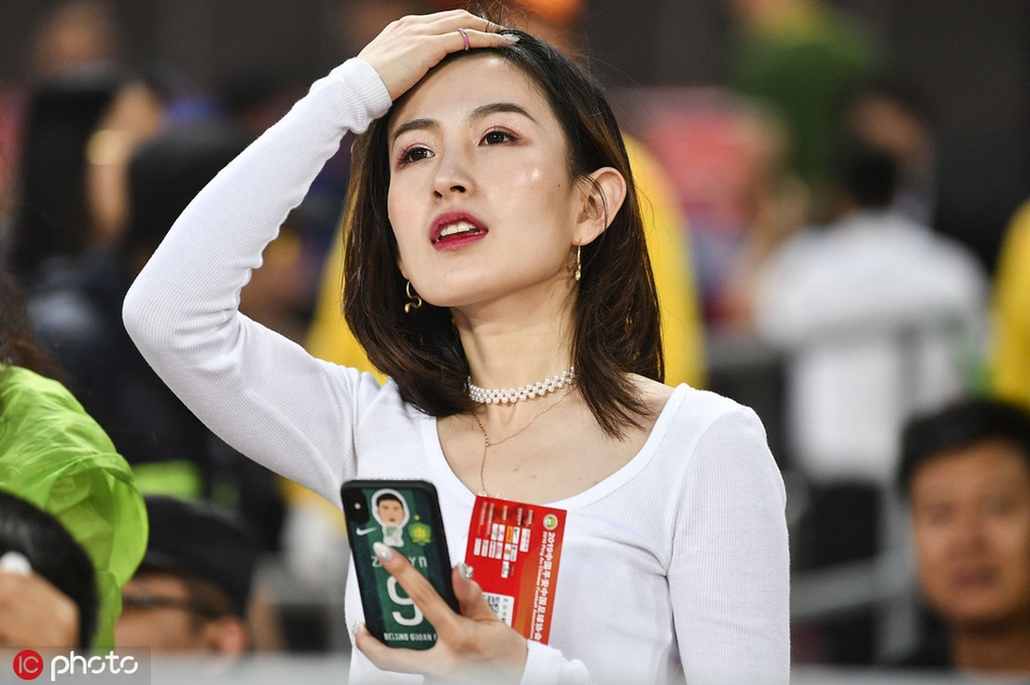 白衣美女雨夜助威国安