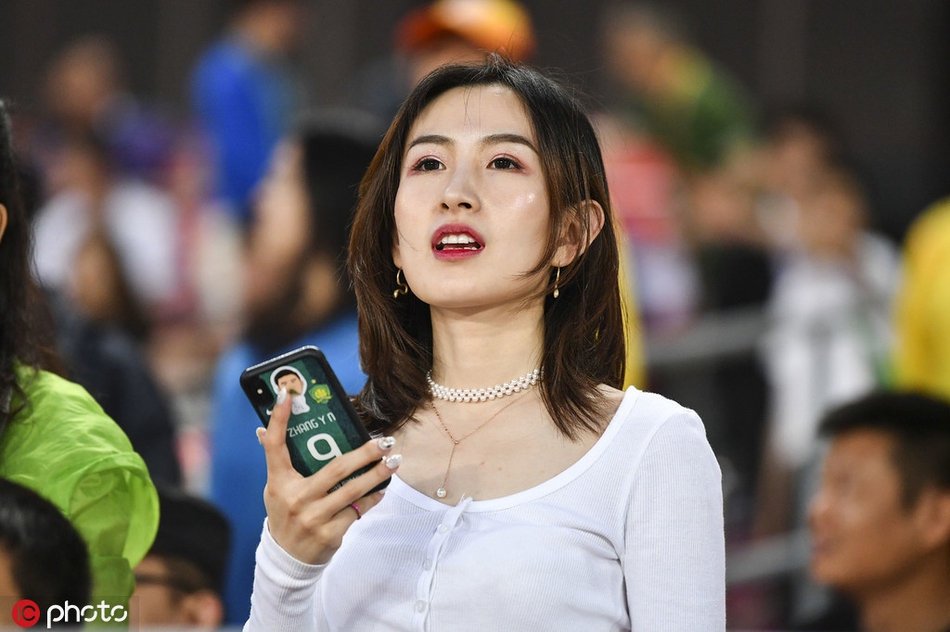 白衣美女雨夜助威国安