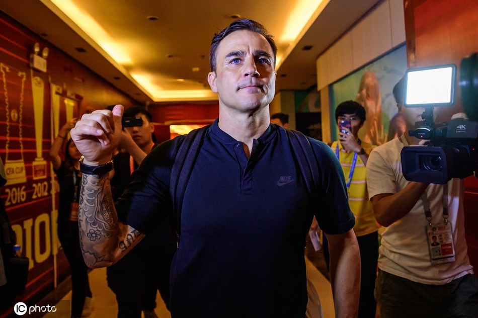 卡纳瓦罗赛后面带微笑离开球场