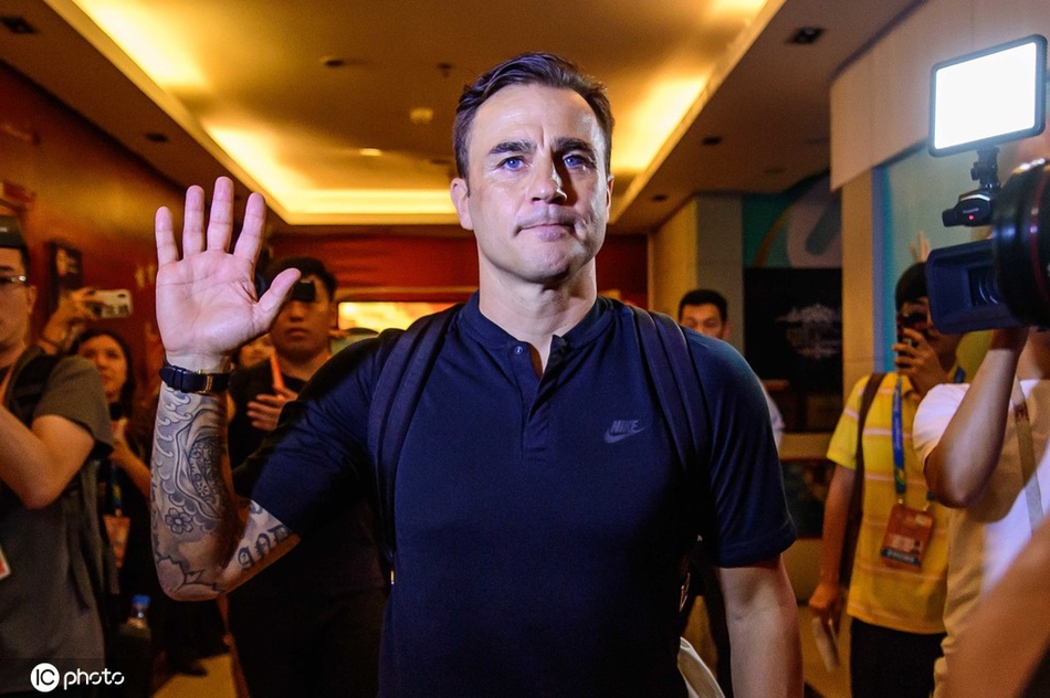 卡纳瓦罗赛后面带微笑离开球场