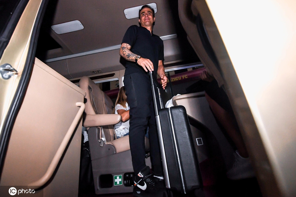 卡纳瓦罗赛后面带微笑离开球场