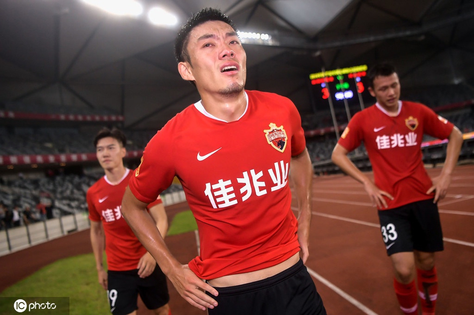 悲痛万分!深圳降级后球员痛哭