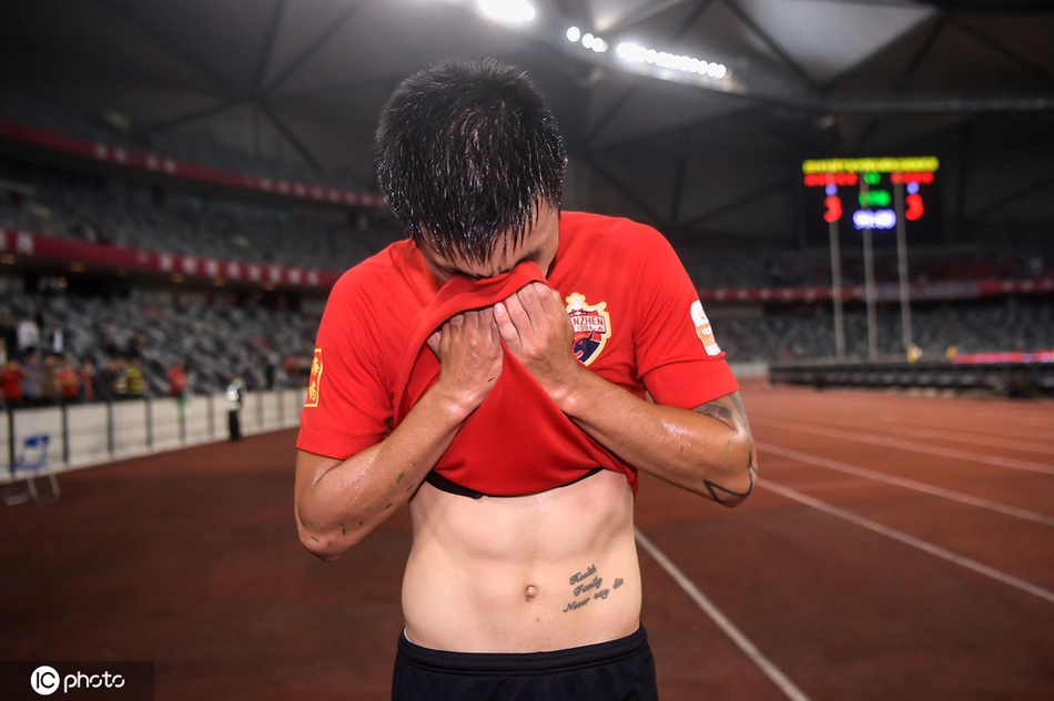 悲痛万分!深圳降级后球员痛哭