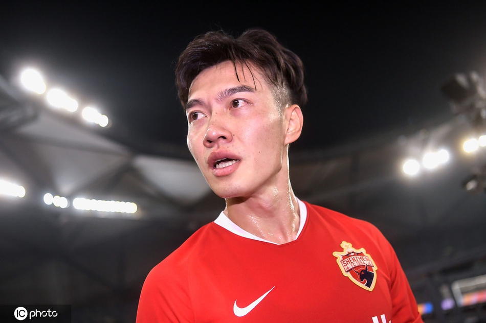 悲痛万分!深圳降级后球员痛哭