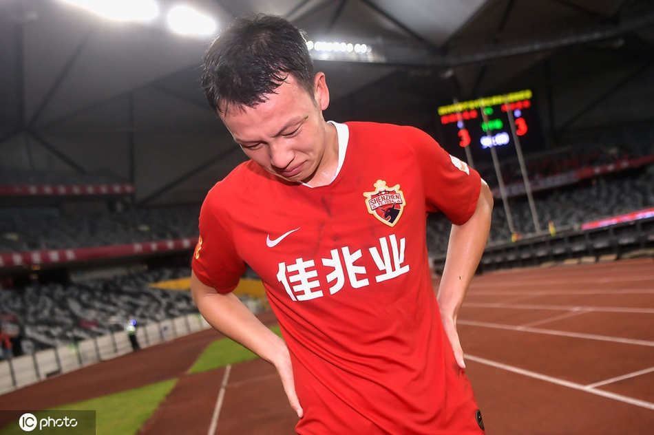 悲痛万分!深圳降级后球员痛哭