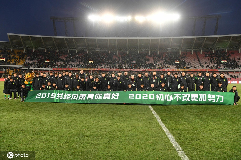 工体将迎改造 傲骨跪地告别