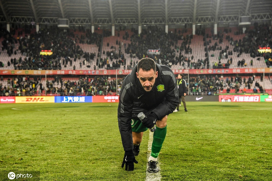 工体将迎改造 傲骨跪地告别