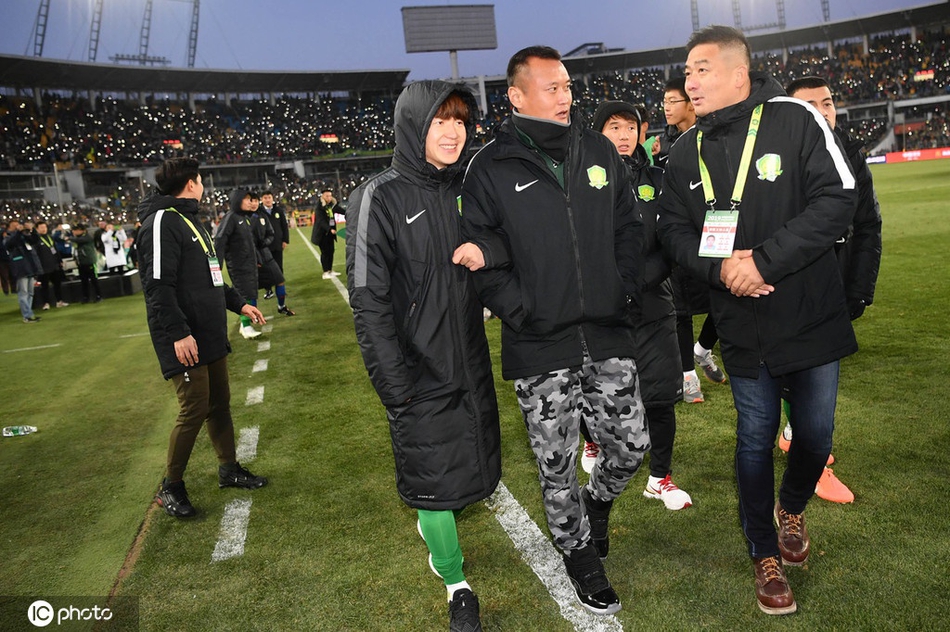 工体将迎改造 傲骨跪地告别