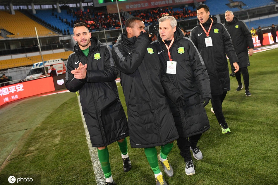 工体将迎改造 傲骨跪地告别