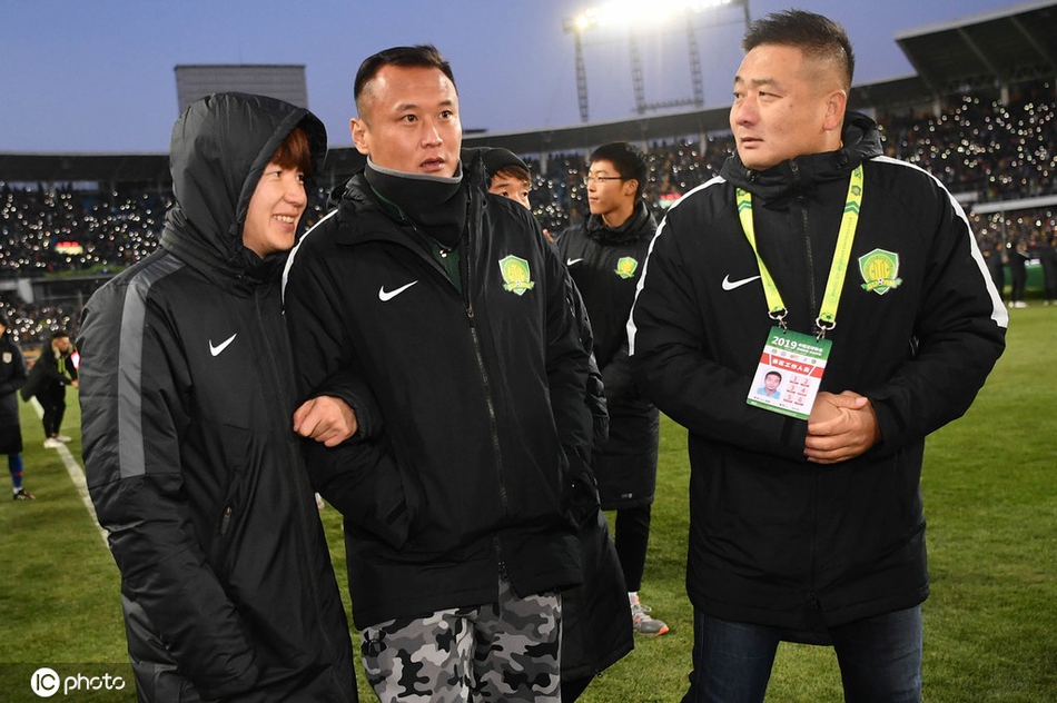 工体将迎改造 傲骨跪地告别