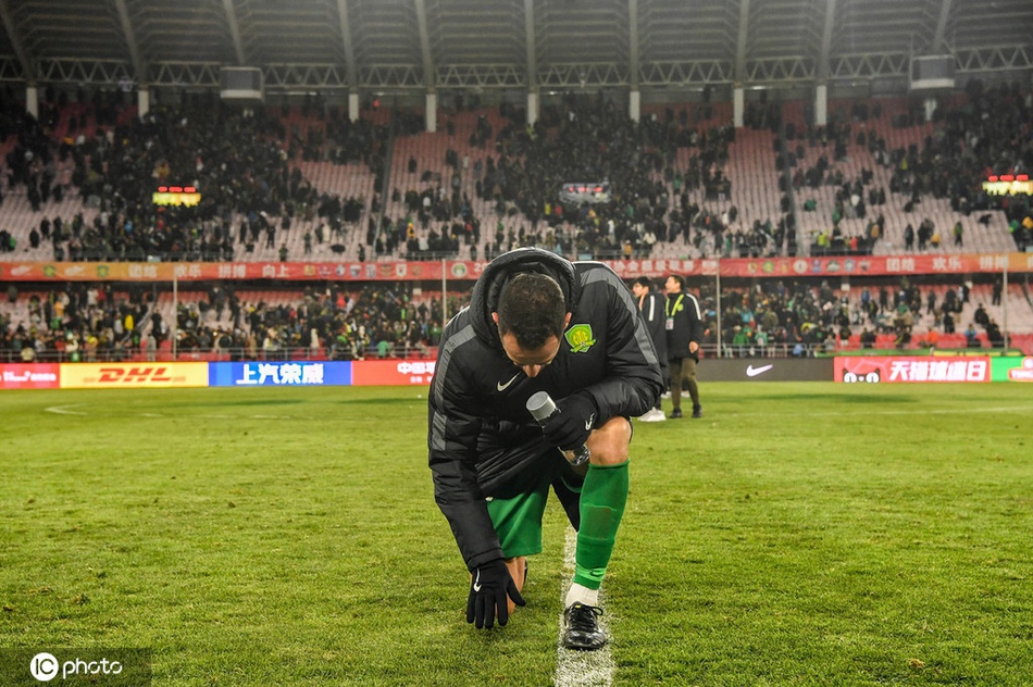 工体将迎改造 傲骨跪地告别