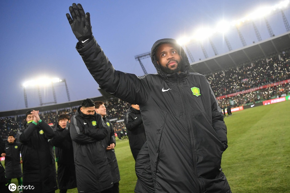 工体将迎改造 傲骨跪地告别