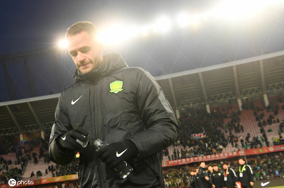 工体将迎改造 傲骨跪地告别