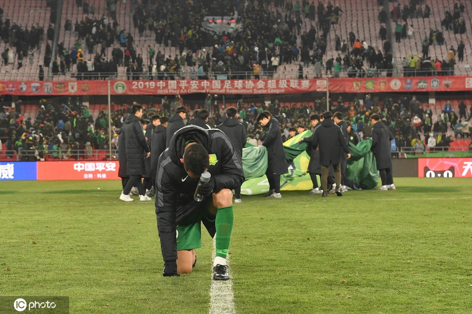 工体将迎改造 傲骨跪地告别