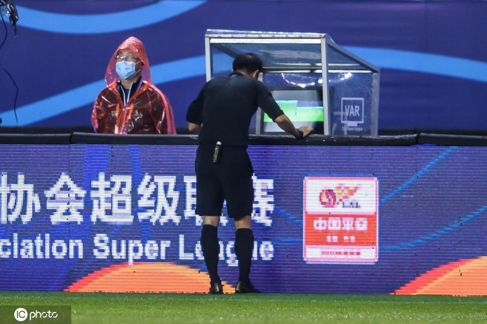 主裁判观看VAR・