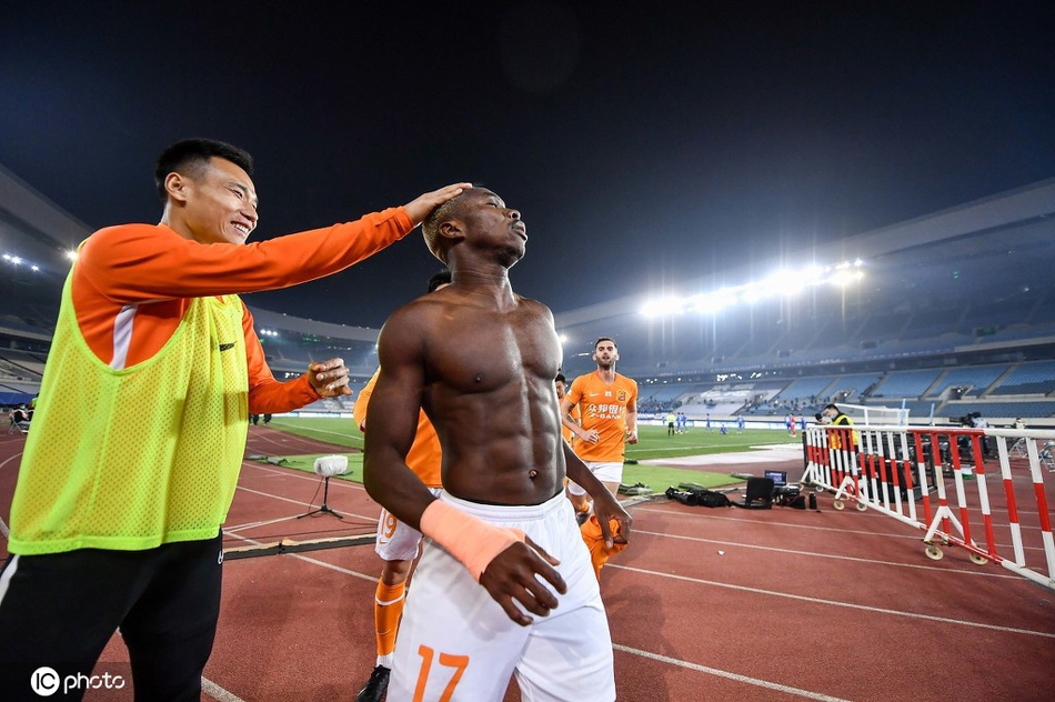 埃弗拉庆祝进球