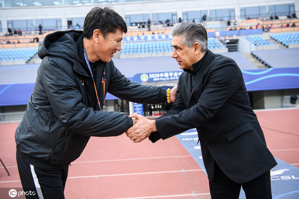 双方主教练友好握手