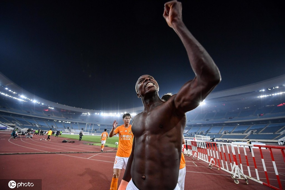 埃弗拉脱衣庆祝