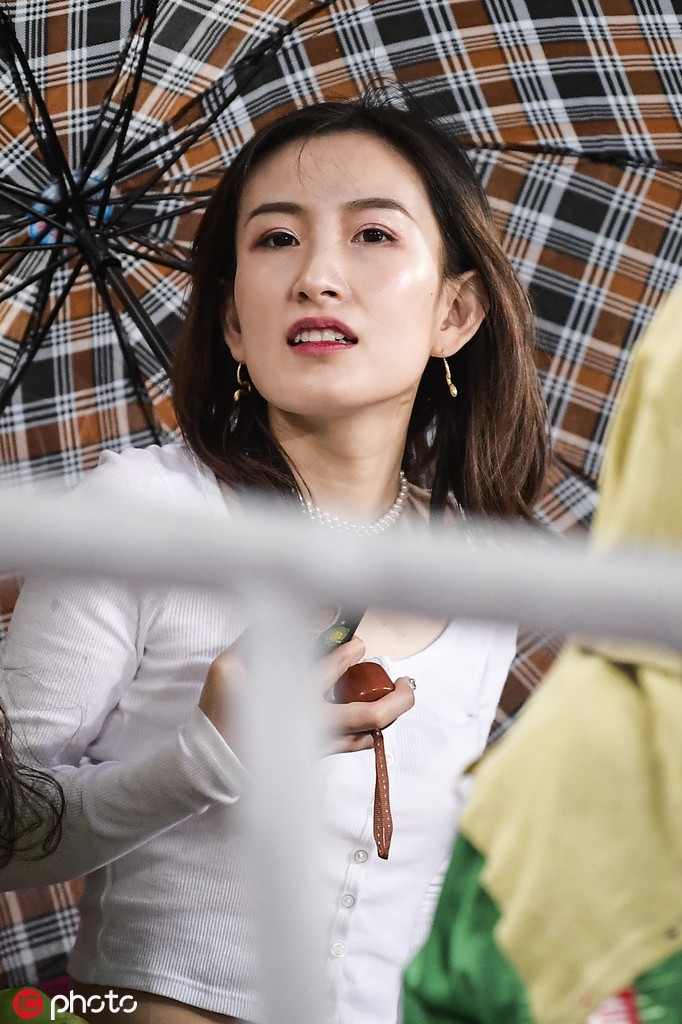 白衣美女雨夜助威国安