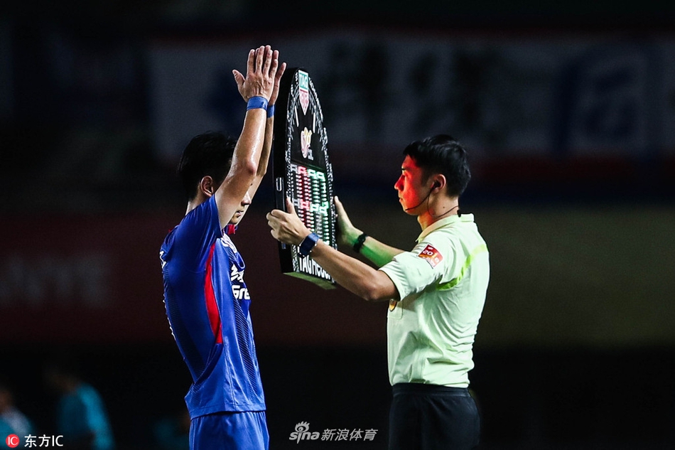 张璐被换下后向建业球迷致敬