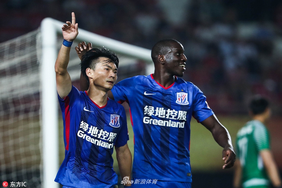 张璐与登巴巴庆祝进球