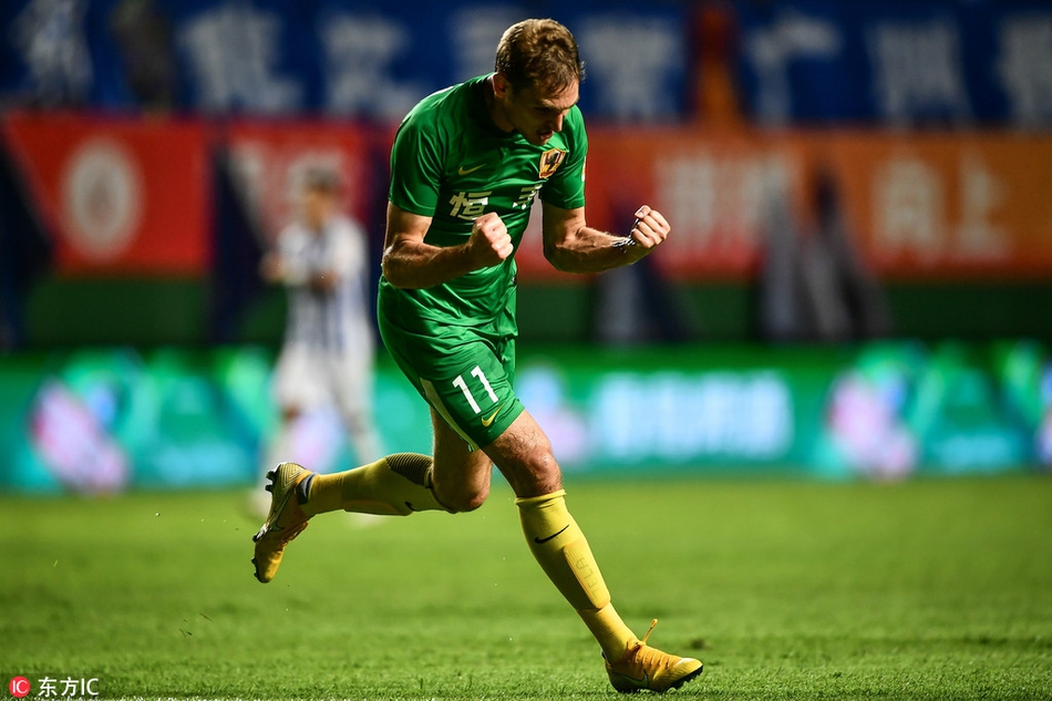 耶拉维奇庆祝进球