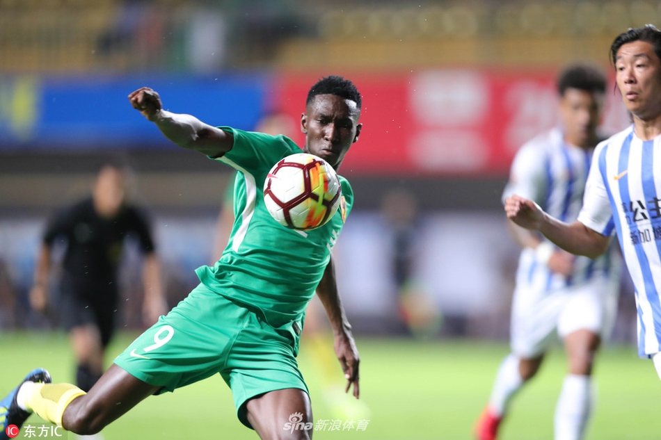 特拉瓦利射门瞬间