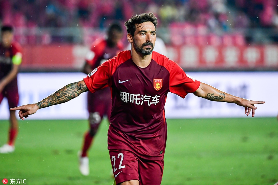 拉维奇点球建功