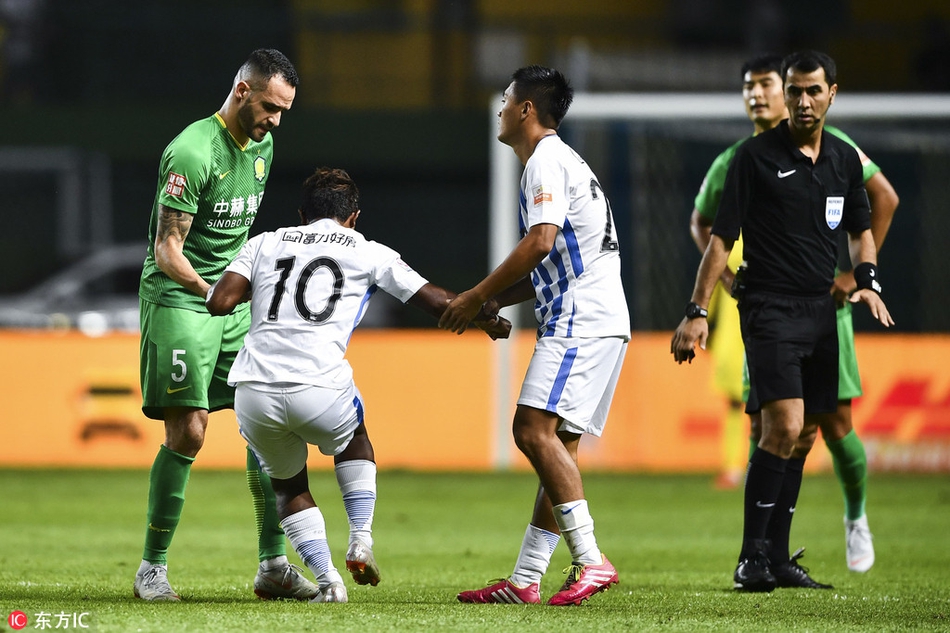 奥古斯托拉起雷纳尔迪尼奥