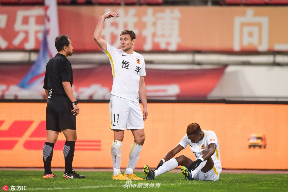 耶拉维奇向裁判抱怨