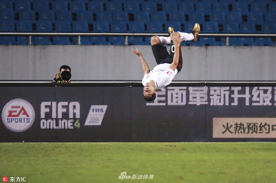 埃尔纳内斯空翻庆祝