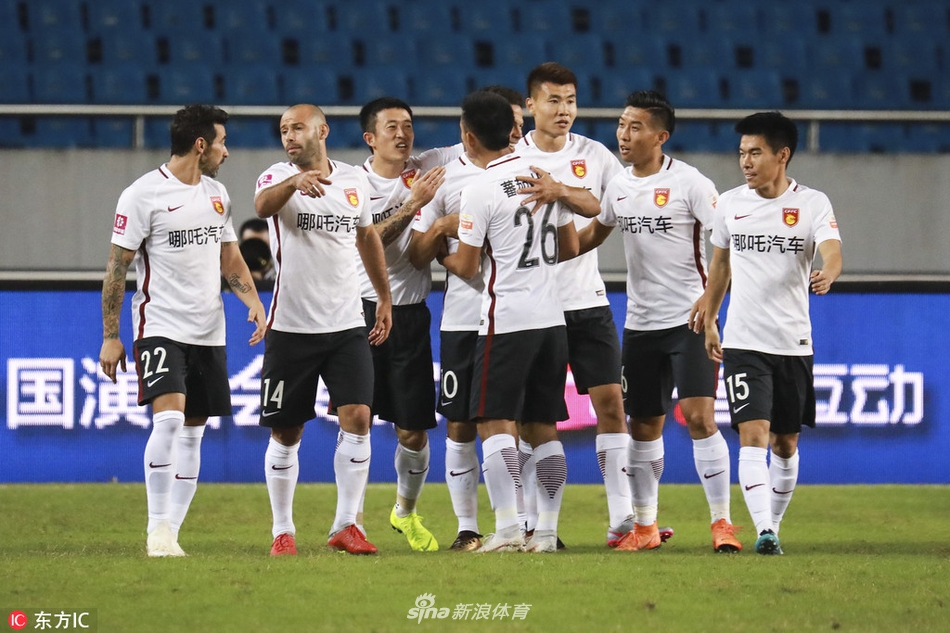 华夏众将庆祝进球