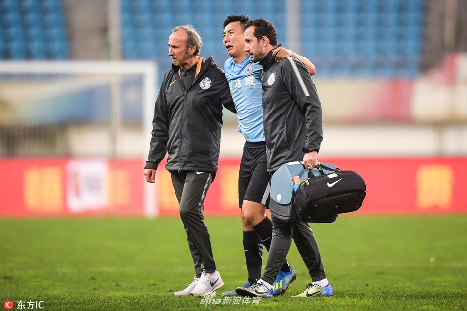 秦升离场表情痛苦