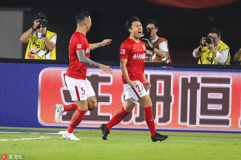 进球后的郑龙十分高兴