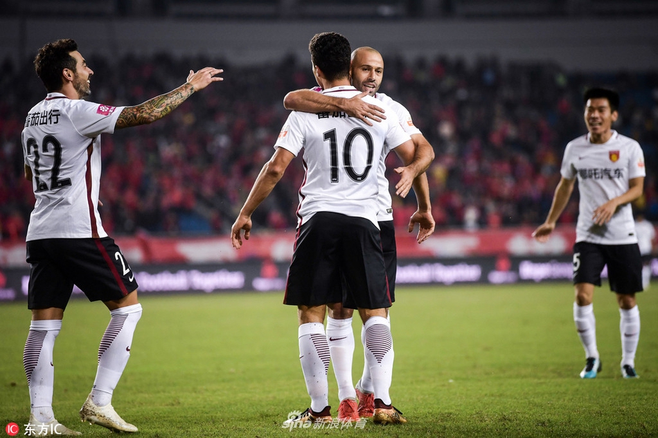 “先知”埃尔纳内斯首开纪录