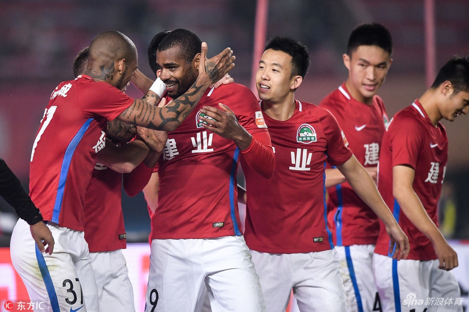 里卡多与队友庆祝进球