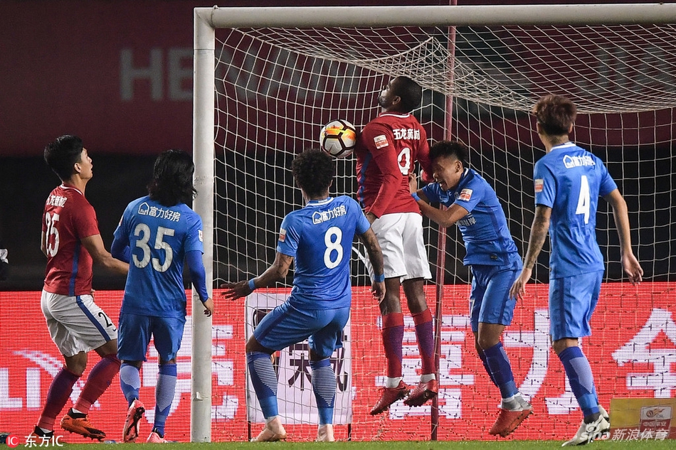 禁区内胸部停球