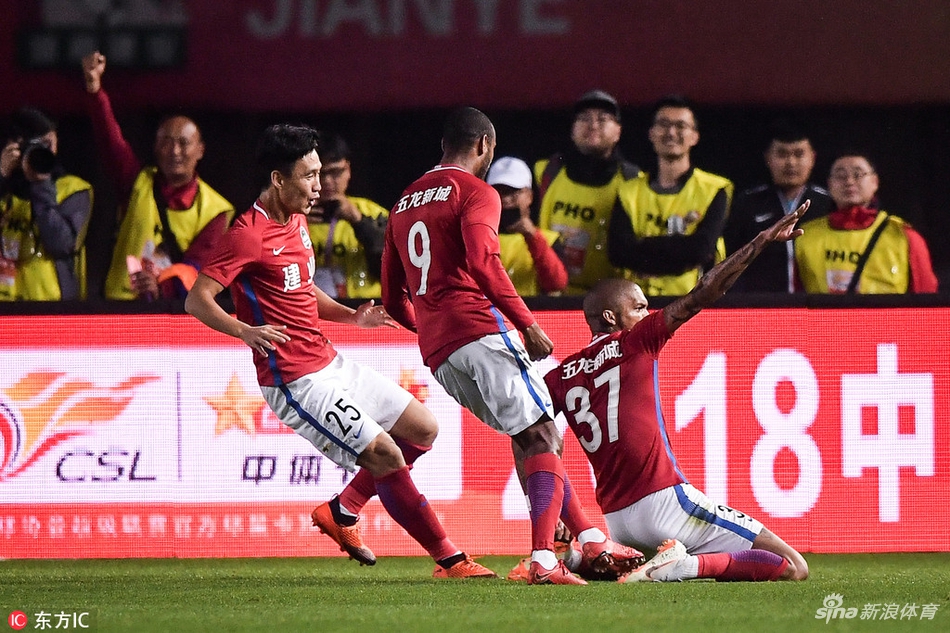 卡兰加滑跪庆祝