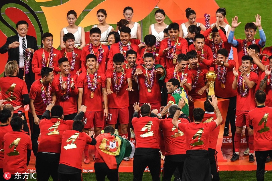 上海上港捧起中超冠军奖杯