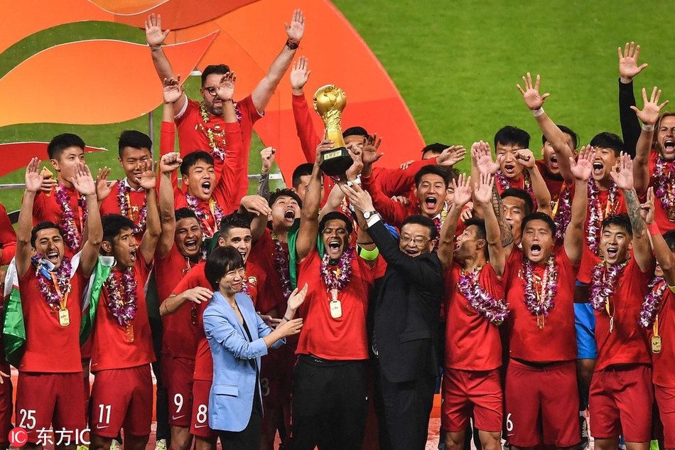 上海上港捧起中超冠军奖杯